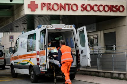 Los paramédicos llevan a un paciente al acceso de emergencia principal, que también admite personas con coronavirus, en el hospital Policlinico di Tor Vergata en Roma el 12 de noviembre de 2020