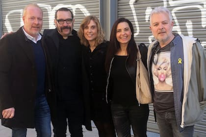 Los Parchís, en Barcelona, en su última reunión, donde anunciaron la realización de un documental sobre el grupo. El último de la derecha de la imagen es Tino