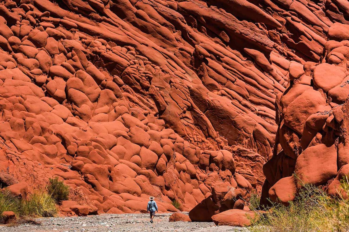 Los paredones rojos de Acsibi, camino a las cuevas salteñas.