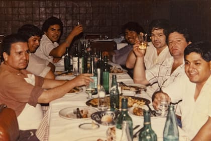 Los parroquianos y socios en los inicios del restaurante.