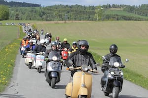 En Pontedera, se reunieron 20.000 motociclistas para rendir culto al gran icono italiano