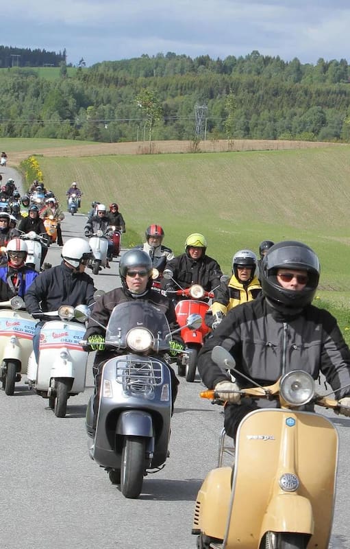 Los participantes de los Vespa World Days 2024 camino a Pontedera.