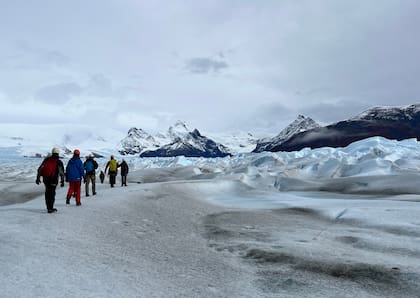 Los participantes del Big Ice avanzan en fila india.