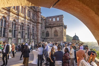Los participantes del foro disfrutan del encanto arquitectónico de Heidelberg