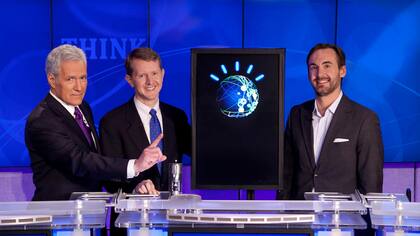 Los participantes del programa Jeopardy! junto a Watson, la computadora de IBM que tuvo voz propia en la competencia televisiva