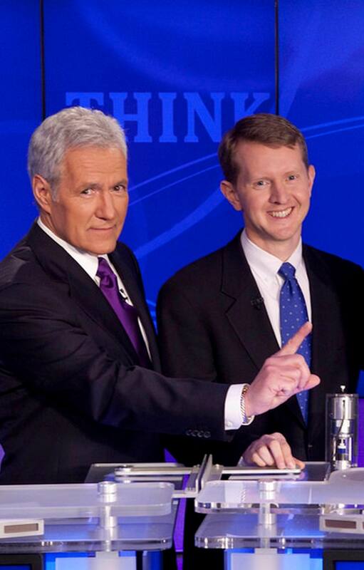 Alex Trebek, conductor del programa de preguntas y respuestas Jeopardy!, junto a Ken Jennings y Brad Rutter, participantes humanos; en el medio, Watson, el sistema de aprendizaje automático de IBM que en 2011 ganó la competencia y se alzó con 1 millón de dólares