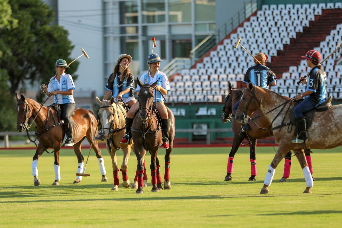 Los participantes en pleno partido en el cierre de la actividad en el Campo Argentino de Polo