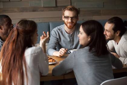 Los participantes que hablaron con extraños informaron que las conversaciones fueron agradables, interesantes y duraron más de lo que habían previsto