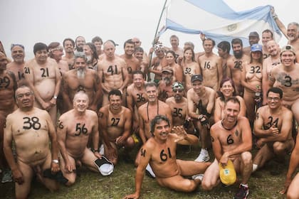 Los participantes son fotografiados desnudos sin pudor.
