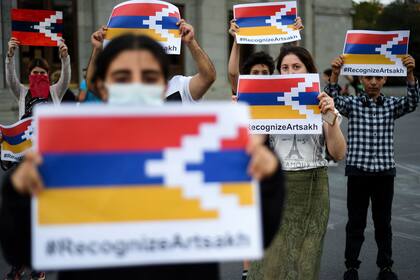 Los participantes sostienen carteles con el hashtag "Reconozcan Artsakh" durante un flash mob para apoyar a la región separatista de Nagorno-Karabakh en Ereván el 4 de octubre de 2020