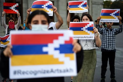 Los participantes sostienen carteles con el hashtag "Reconozcan Artsakh" durante un flash mob para apoyar a la región separatista de Nagorno-Karabakh en Ereván el 4 de octubre de 2020