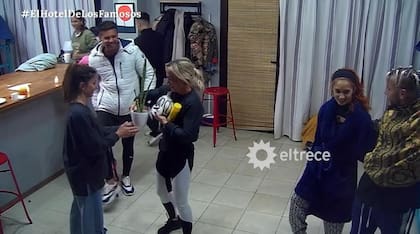 Los participantes también le dieron regalos a Sabrina: una planta, un almohadón, un lustra muebles, un cenicero, un adorno y un short sucio (Foto: Captura de video)