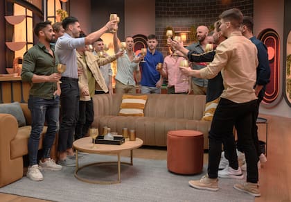 Los participantes tienen citas a ciegas; recién cuando le proponen casamiento a su enamorado pueden verse cara a cara