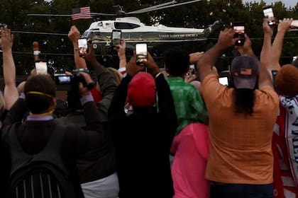 Partidarios de Trump saludan el helicóptero que lo transportó del hospital a la Casa Blanca