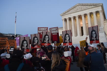 Los partidarios de la jueza Amy Coney Barrett y los partidarios del derecho a decidir se reúnen fuera de la Corte Suprema de los Estados Unidos, ya que se espera que el Senado confirme a la candidata a la Corte Suprema del presidente Trump en Capitol Hill el 26 de octubre de 2020 en Washington, DC