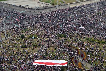 Los partidarios de la oposición se manifiestan para protestar contra los resultados de las elecciones presidenciales en disputa en Minsk el 23 de agosto de 2020