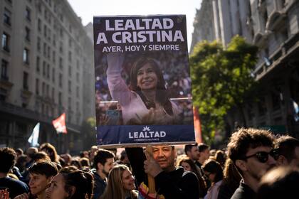 Los partidarios de la vicepresidenta argentina Cristina Fernández se reúnen en la Plaza de Mayo el viernes 2 de septiembre de 2022, un día después de que una persona le apuntara con un arma frente a su casa en Buenos Aires. (AP Foto/Rodrigo Abd)