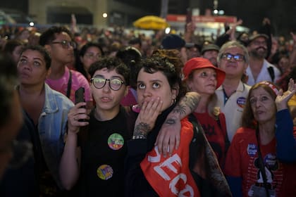 Los partidarios de Lula da Silva reaccionan mientras observan el conteo de votos de las elecciones legislativas y presidenciales, en Sao Paulo, Brasil, el 2 de octubre de 2022