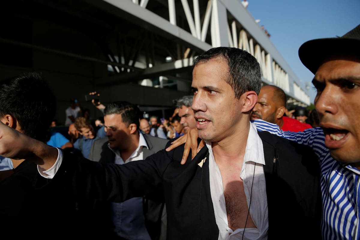 Los partidarios de Maduro le rompieron la camisa al líder opositor