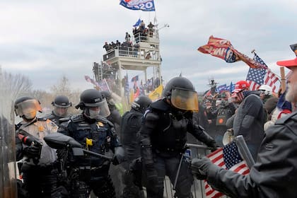 Los partidarios de Trump chocan con la policía y las fuerzas de seguridad cuando asaltan el Capitolio de los EE. UU. En Washington D.C el 6 de enero de 2021. - Los manifestantes violaron la seguridad y entraron al Capitolio mientras el Congreso debatía la Certificación de Voto Electoral para las ele