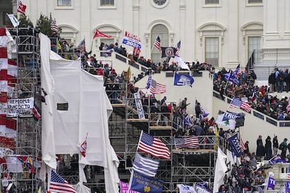 Los partidarios de Trump en las escalinatas del Capitolio, el miércoles 6 de enero de 2021 en Washington.
