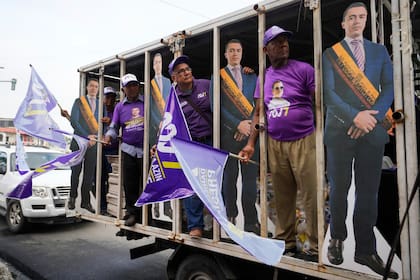 Los partidarios del actual candidato presidencial Daniel Noboa se preparan para su mitin de cierre de campaña en Guayaquil, Ecuador, el jueves 10 de abril de 2025. (AP Foto/Fernando Vergara)