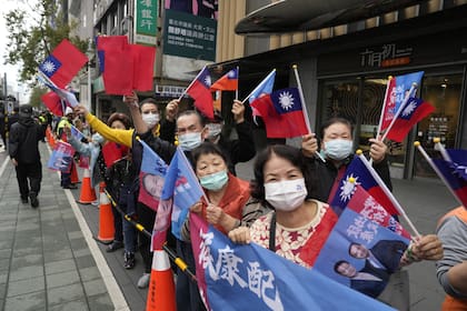 Los partidarios del candidato presidencial del Partido Nacionalista de Taiwán, Hou Yu-ih, esperan su llegada a un vecindario en Taipei, Taiwán, el martes 9 de enero de 2024.