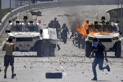 Los partidarios del líder opositor venezolano y autoproclamado presidente en funciones, Juan Guaido, se enfrentan con las fuerzas leales al presidente Nicolás Maduro