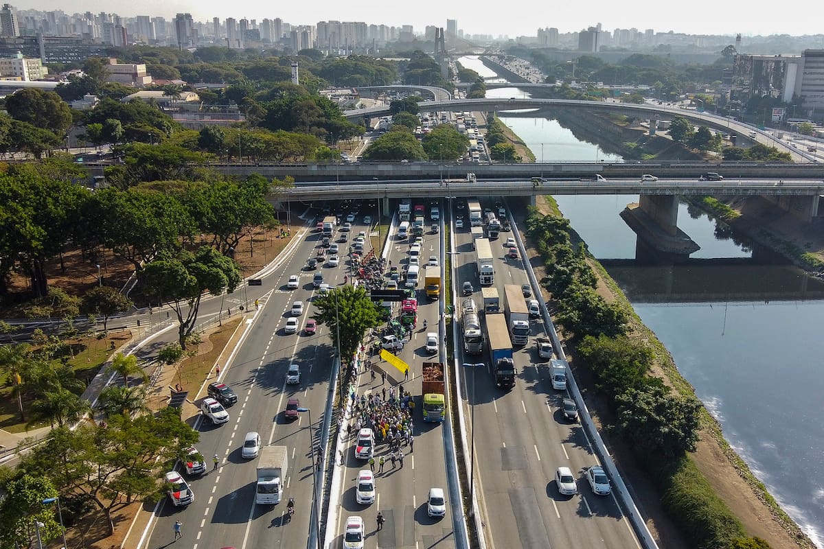Los partidarios del presidente brasileño Jair Bolsonaro bloquean la carretera Marginal Tiete en Sao Paulo, Brasil, el 18 de mayo de 2020 durante una manifestación por la reapertura del comercio en medio de la pandemia del coronavirus
