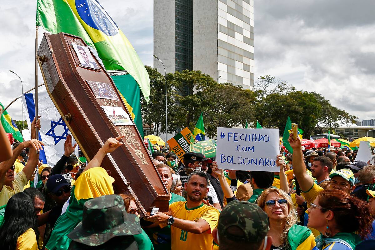 Los partidarios del presidente brasileño Jair Bolsonaro se manifiestan con un ataúd con el retrato del ex ministro de Justicia brasileño Sergio Moro, durante una manifestación en Brasilia el 17 de mayo de 2020, en medio de la pandemia de coronavirus