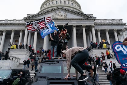 Los partidarios del presidente de Estados Unidos, Donald Trump, protestan frente al Capitolio el 6 de enero de 2021 en Washington, DC