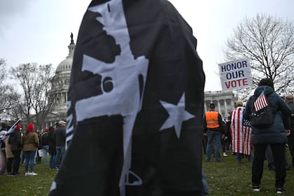 Los partidarios del presidente de los Estados Unidos, Donald Trump, se reúnen en el Capitolio de los Estados Unidos el 5 de enero de 2021, en Washington, DC, mientras protestan por la próxima certificación del colegio electoral el 6 de enero de Joe Biden como presidente.