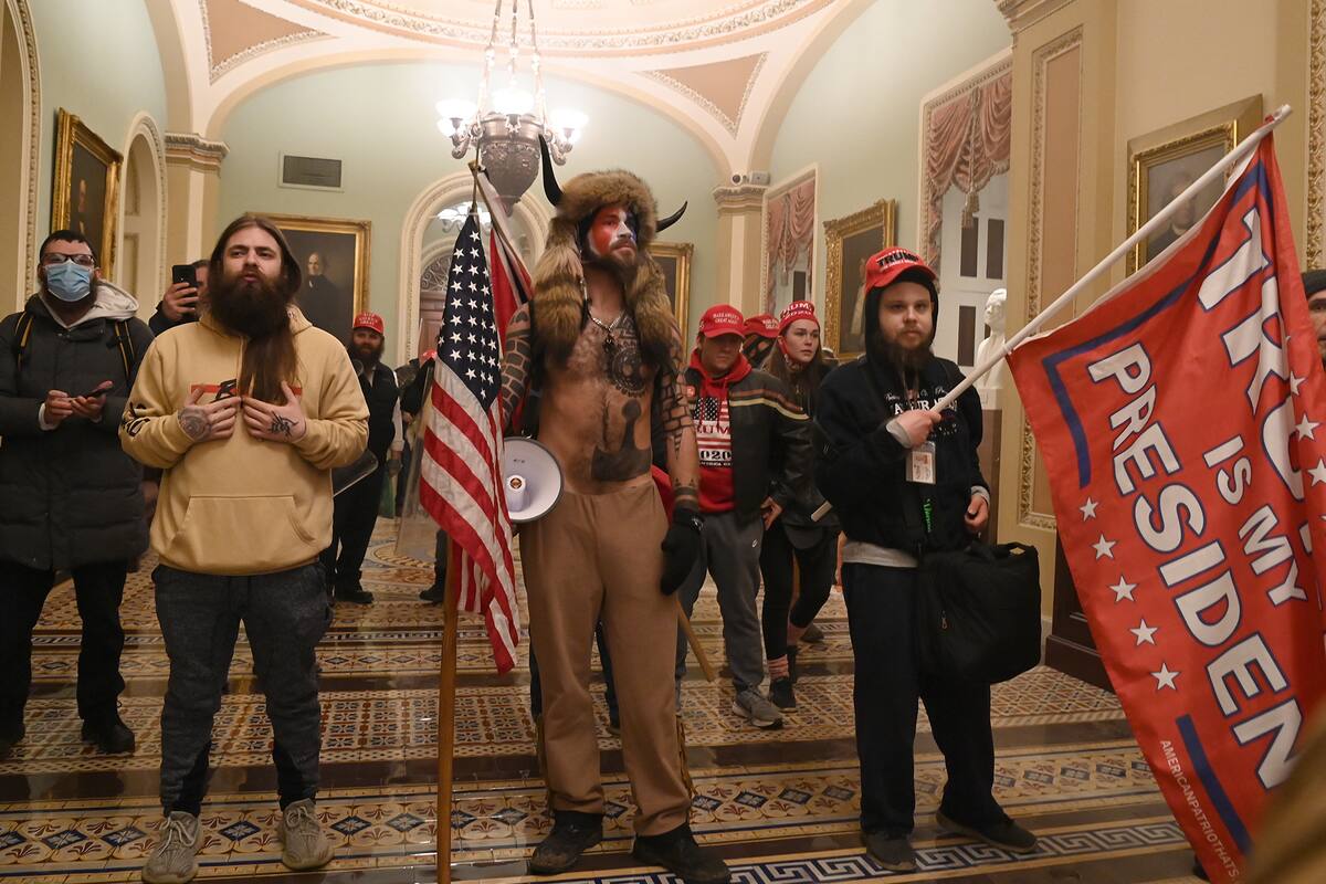 Los partidarios del presidente de los Estados Unidos, Donald Trump, ingresan al Capitolio de los Estados Unidos el 6 de enero de 2021 en Washington, DC