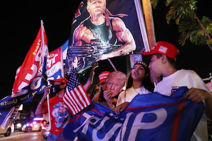 Los partidarios del presidente Donald Trump lo vitorean fuera del restaurante Versailles mientras esperan los resultados de las elecciones presidenciales del 3 de noviembre de 2020 en Miami, Florida