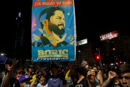 Los partidarios del presidente electo chileno Gabriel Boric celebran tras los resultados oficiales de la segunda vuelta de las elecciones presidenciales, en Santiago, el 19 de diciembre de 2021