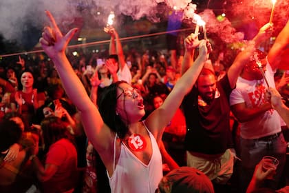 Los partidarios del presidente Luiz Inácio Lula da Silva celebran su victoria en la segunda vuelta de las elecciones presidenciales en Río de Janeiro