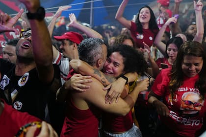 Los partidarios del presidente Luiz Inácio Lula da Silva celebran su victoria en la segunda vuelta de las elecciones presidenciales en Río de Janeiro