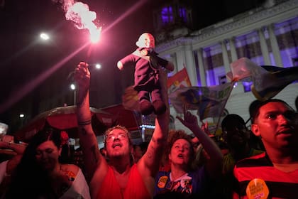 Los partidarios del presidente Luiz Inácio Lula da Silva celebran tras su victoria en la segunda vuelta de las elecciones presidenciales en Río de Janeiro,