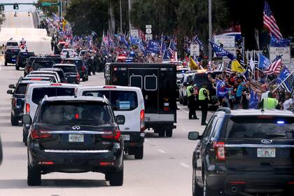 Los partidarios del presidente saliente de los Estados Unidos, Donald Trump, se reúnen cuando llega en una caravana a su residencia de Mar-a-Lago en Palm Beach, Florida, Estados Unidos, el 20 de enero de 2021