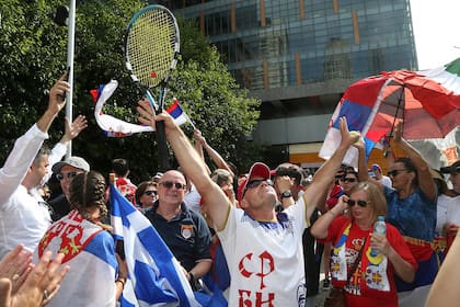 Los partidarios del serbio Novak Djokovic celebran frente a las oficinas de su equipo legal en Melbourne tras su liberación