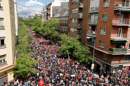 Los partidarios socialistas se reúnen y ondean banderas durante una manifestación convocada en apoyo a Pedro Sánchez