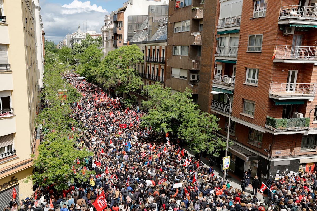 Los partidarios socialistas se reúnen y ondean banderas durante una manifestación convocada en apoyo a Pedro Sánchez