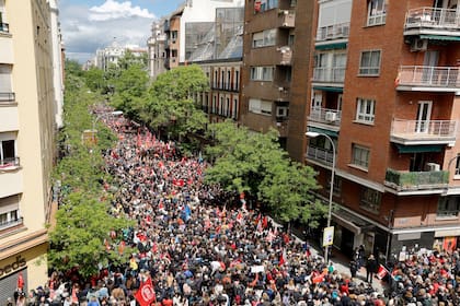 Los partidarios socialistas se reúnen y ondean banderas durante una manifestación convocada en apoyo a Pedro Sánchez