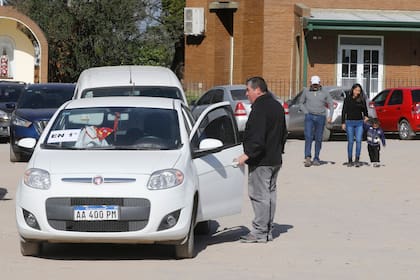 Cientos de vehículos pagados por los distintos candidatos circulan para llevar a ciudadanos a votar