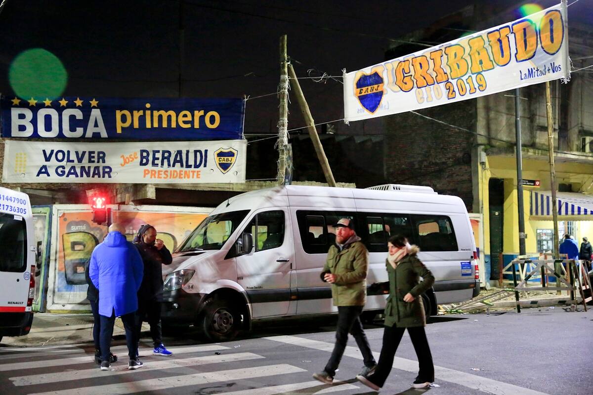 Los pasacalles de campaña política rodean el estadio de Boca