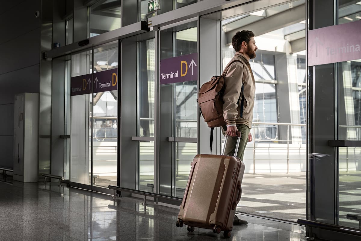 Los pasajeros adultos mayores de 18 años deben mostrar una identificación válida en el punto de control del aeropuerto para poder viajar