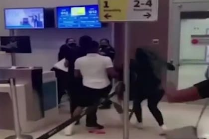 Los pasajeros atacaron al personal de la aerolínea porque el vuelo se había atrasado