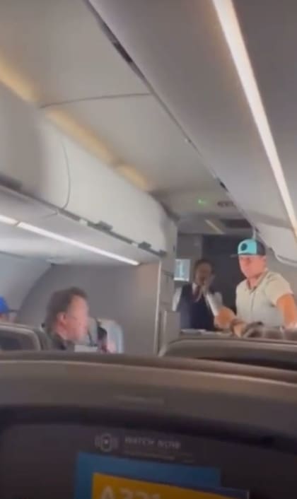 Los pasajeros ayudaron a detener al agresor del vuelo en Los Ángeles