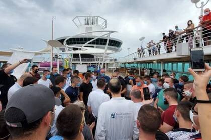 Muchos cruceros quedaron varados en altamar a causa de la pandemia y entre sus pasajeros hubo momentos de tensión y angustia