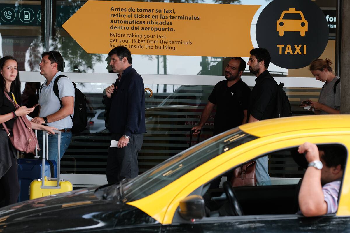 Los pasajeros deben hacer dos filas